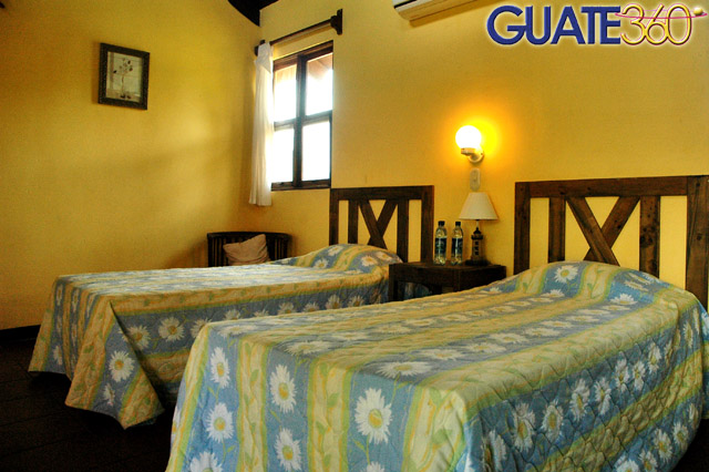 Vista de las camas principales en habitación triple