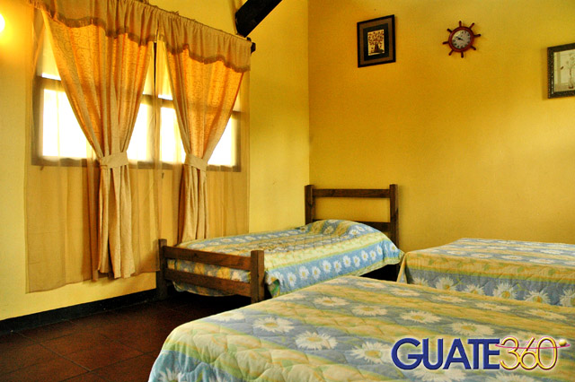 Vista de la cama complementaria en habitación triple