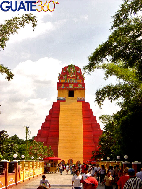 Otro ángulo de la réplica del Templo I de Tikal