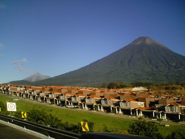 Volcán de Agua y al fondo, Volcán de Fuego