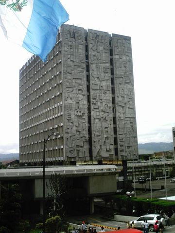 Banco de Guatemala y la bandera, en el Centro Histórico de la Ciudad de Guatemala