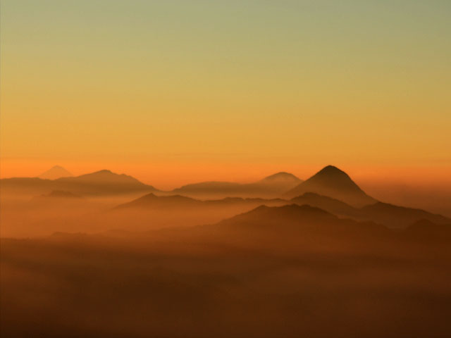 El Volcán Tajumulco en un colorido amanecer