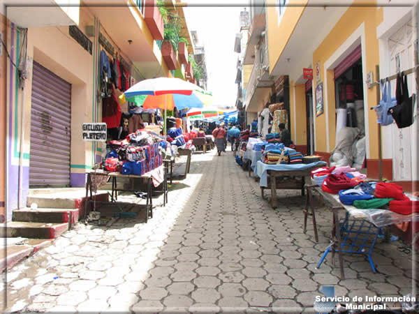Calle principal y mercado de San Francisco el Alto en Totonicapán