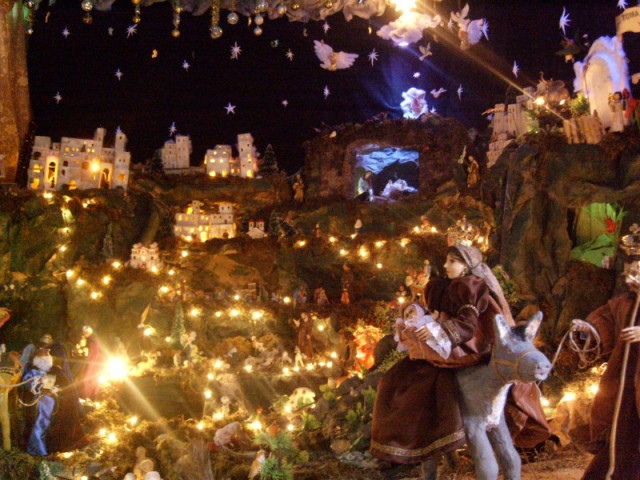 Imagen de la Virgen María sobre un borriquito en el Nacimiento de Guatemala