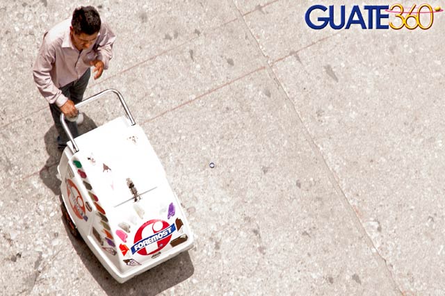 La carretilla de helados con su campanita sonando en el Centro Historico de la Ciudad de Guatemala