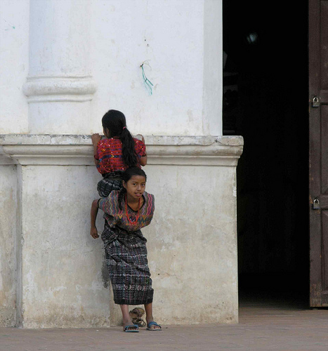 Patojitas en la puerta de la Iglesia de San Miguel Chicaj en Baja Verapaz 