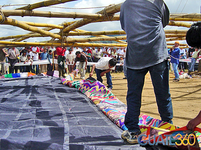 Proceso de armado de barrilete gigante