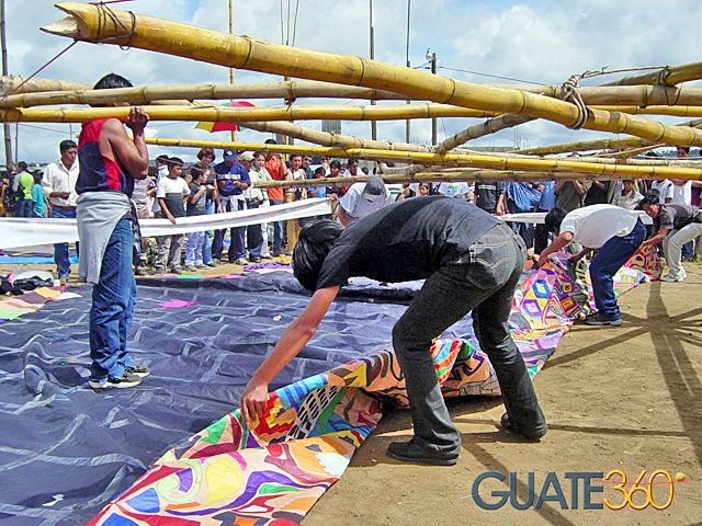 Proceso de armado de barrilete gigante