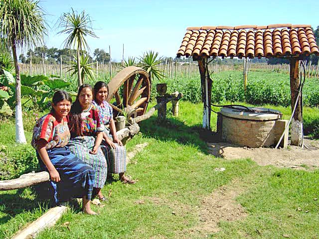 Indígenas en pintoresco paisaje