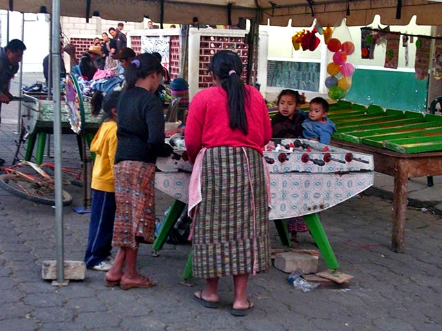 Jugando futillo en la feria de San Juan Comalapa