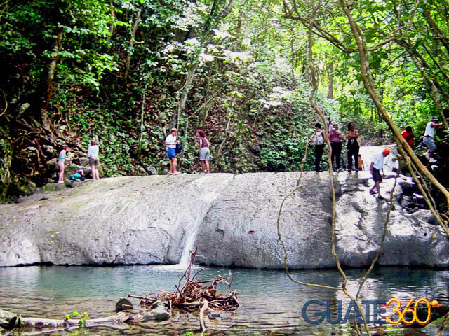 Visitantes en siete altares