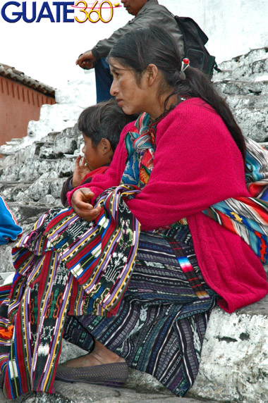 Mujer indígena en iglesia de Chichicastenango