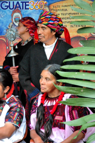 Cofrades chichicastecos con otros indígenas