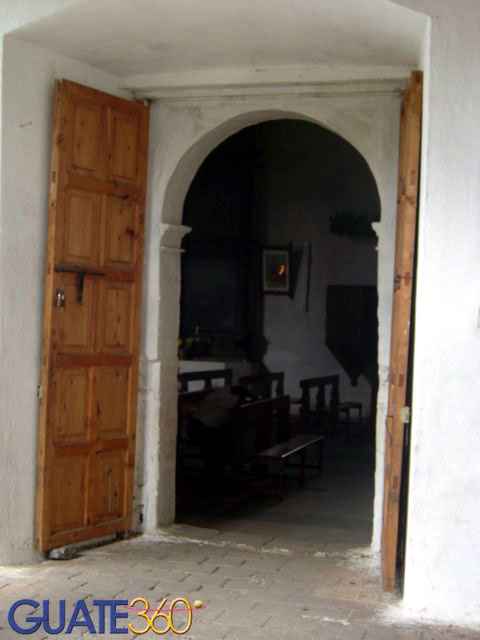 Ingreso alterno a la iglesia de Santo Tomás
