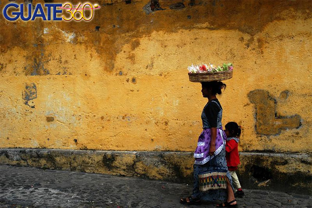 Indigena de Guatemala caminando en la Antigua Guatemala