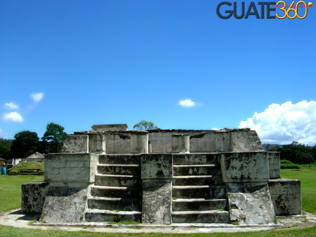 Templo con escalinatas en Zaculeu