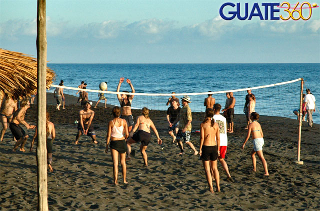 Volleyball de playa frente a Johnys Place