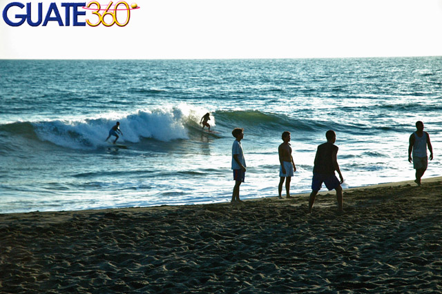 Haciendo surfing en Monterrico