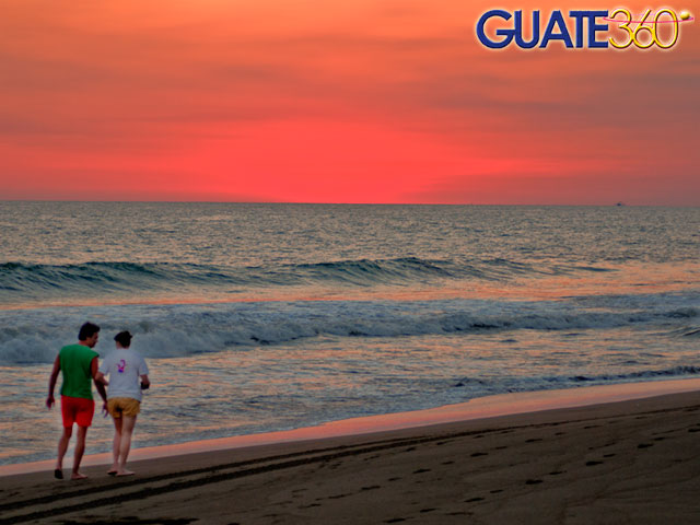 Caminata al atardecer en las playas de Monterrico