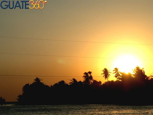 Atardecer desde el ferry hacia Monterrico