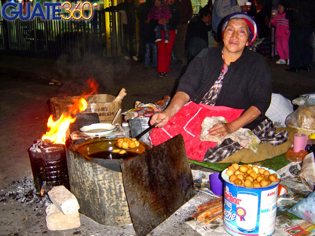 Deliciosos buñuelos frente a la Catedral de Quetzaltenango
