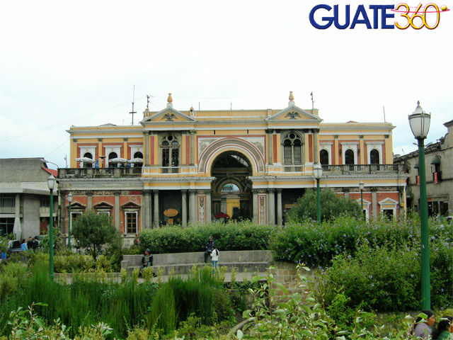 Pasaje Enriquez desde el parque central de Xela