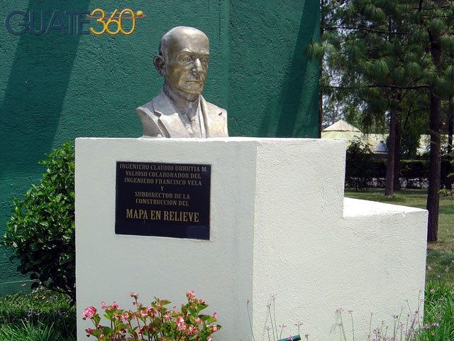 Monumento a Claudio Urrutia
