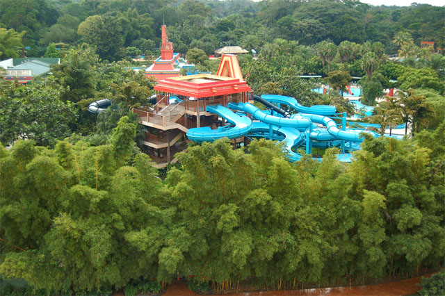 Piscinas y toboganes en el parque acuatico Xocomil