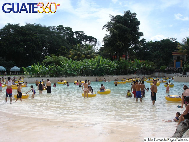 Piscina de olas en el parque acuatico Xocomil del IRTRA