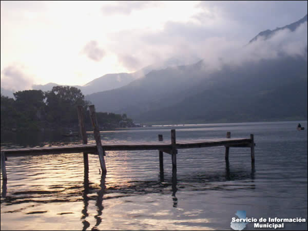 Muelle del lago Atitlán