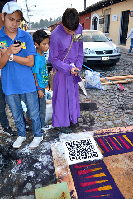 Alfombra de Aserrín con código QR en Guatemala