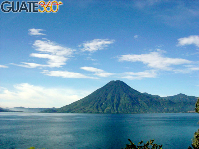 Santa Cruz la Laguna, frente a volcanes y el lago más hermoso del mundo