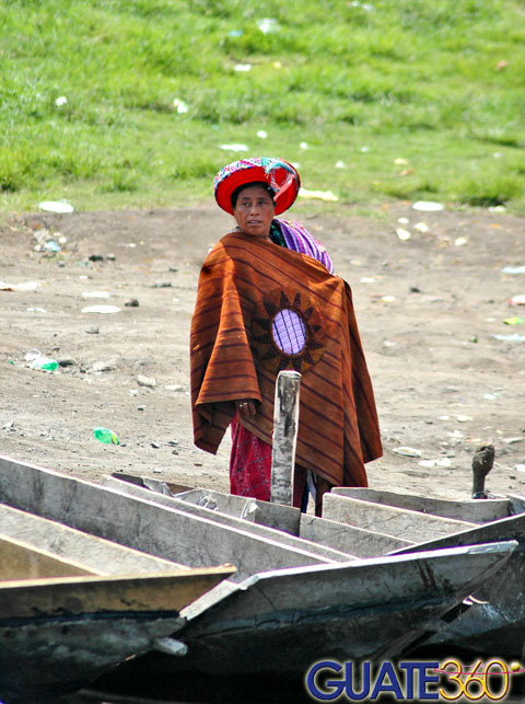 Cayucos, tejidos y una dama