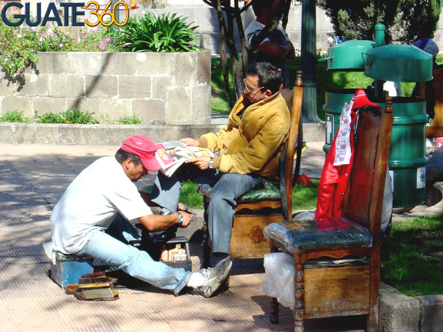 Lustrador en parque central de Huehuetenando