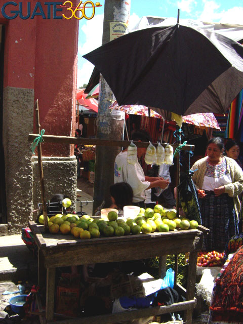 Unas dulces naranjas en Chichicastenango