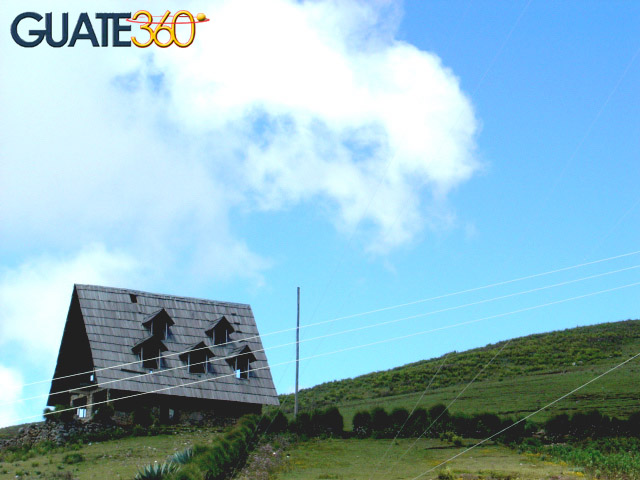 Casa abandonada en una colina de la sierra de los Cuchumatanes
