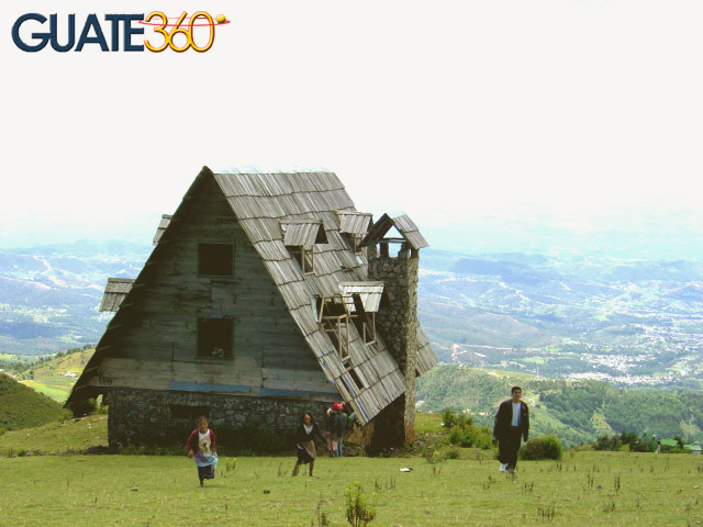La casa abandonada en la sierra de los Cuchumatanes se presta ahora para los juegos de los niños