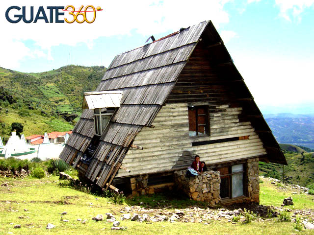 Niños en los Cuchumatanes y una casa abandonada