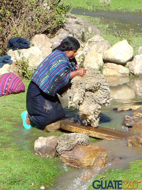 A la mitad del riachuelo, lavando una piel de oveja