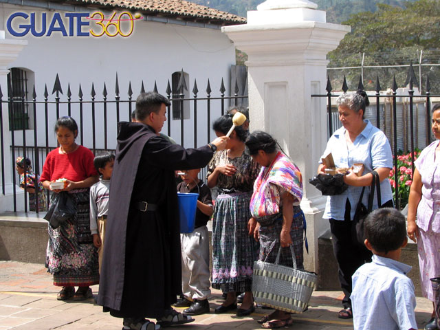 Recibiendo el agua bendita