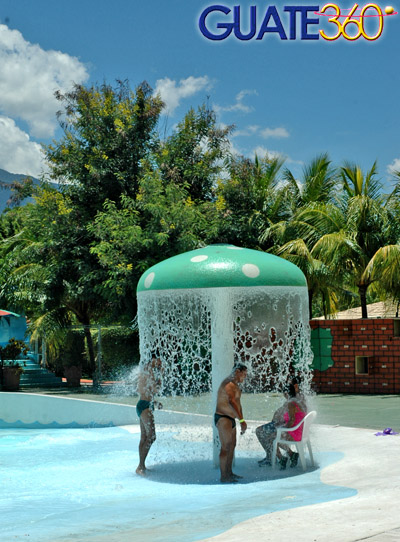 Divertido hongo en piscina de olas
