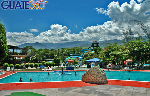 Piscina frente a restaurante de Valle Dorado