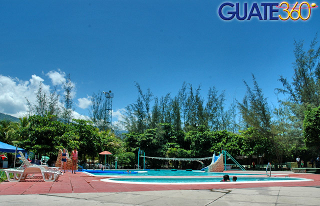 Piscina en área infantil