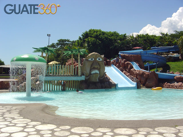 Piscinas y toboganes
