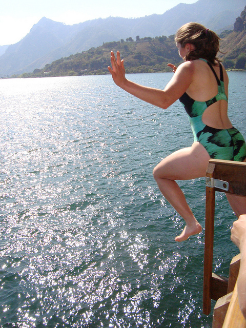 Turista saltando al Lago de Atitlan en San Marcos La Laguna
