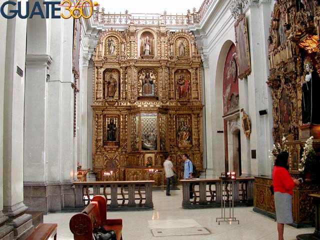 Retablo en altar de la sagrada familia en la Iglesia de la Merced