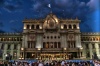 Vista nocturna del Palacio Nacional de la Cultura en la Ciudad de Guatemala