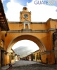 Mujer bajo el Arco de Santa Catarina