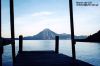 Vista del Lago de Atitlán y sus volcanes desde el muelle