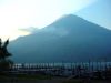 Volcán Atitlán a las orillas del Lago